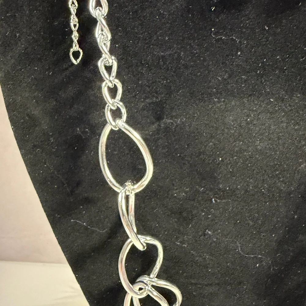🩷5/$10🩷 paparazzi Silver Linked Necklace with Pink Crystal Drops